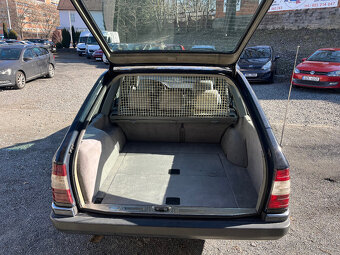 MERCEDES- BENZ  124  220 i  110 Kw AUT - 18