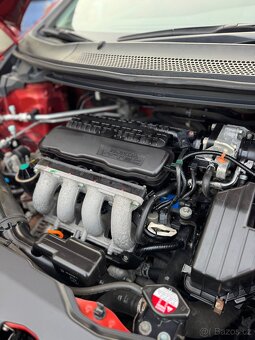 Spolehlivá a servisovaná Honda Civic 1.4 i-VTEC (2015) - 18