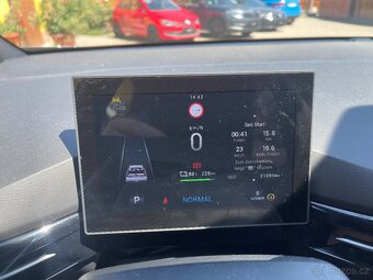 Prodám MG4 Electric r.v 12/2022 125 KW baterie 54 KWh DPH - 18