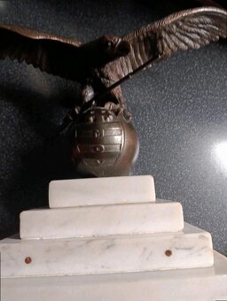 Bronzový orel na mramorovém podstavci – historická dekorace - 18