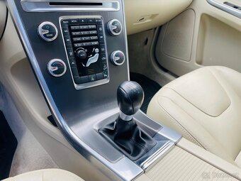 Volvo XC60 2.4D5 4x4 MANUÁL FACE LED KŮŽE NAVI SENZORY - 18