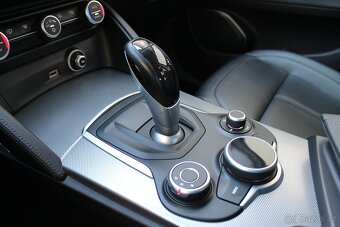 Alfa Romeo Stelvio 2.2JTDm 154kW + Q4 + SERVIS ALFA ROMEO - 18