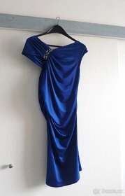 Dámské plesové šaty královská modrá vel S lesklé s řasením - 18