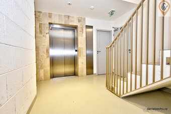 Pronájem bytu 2kk, terasa, předzahrádka, sklep, garážové stá - 18