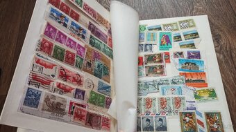 Album se známkami červený - 18