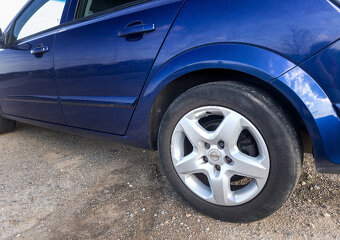 Opel Astra Hatchback 1.4 (2007) - 18