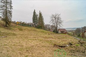 Pozemek u lesa s krásným výhledem na město Ústí nad Orlicí. - 18