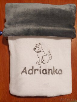 Deka s výšivkou jména na přání více barev - 18