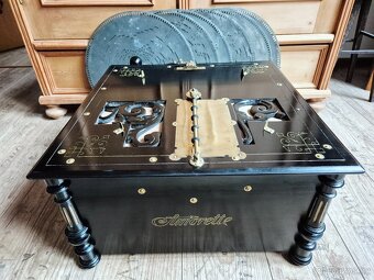 Velký starožitný hrací stroj, flašinet na kliku Amorette - 18