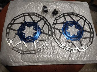 Spousta nových brzdových kotoučů 6 děr a CL. - 18