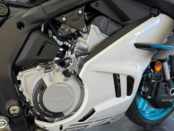 CFMOTO 675 SR-R - šedá, bílá skladem AKCE HELMA - 18