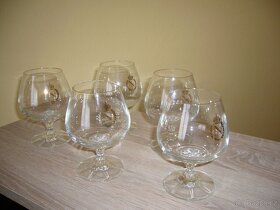 Různé hrnky a skleničky. - 18