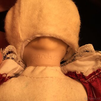 sběratelské panenky porcelánové značené  a polička - 18