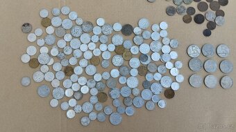 Československé mince - konvolut minci v dřevěné truhličce - 18