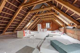 Prodej venkovského stavení s uzavřeným dvorem a rozlehlým po - 18