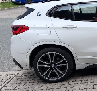 BMW X2 xDrive20d - model M sport - pohon 4x4- bílá - 18