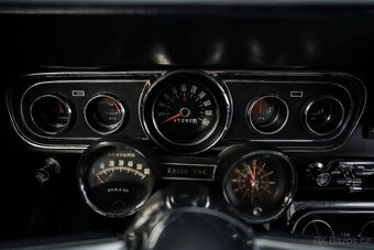 Ford Mustang Fastback z roku 1966 - 18