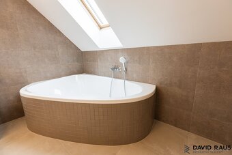 Prodej rodinného domu 4+kk s bazénem (159 m2) a zahradou, ul - 18