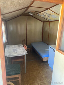 OBYTNÁ POJÍZDNÁ CHATA NA KOLECH S TERASOU - 18