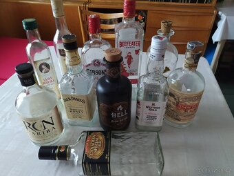 láhve 0,5l a 1lt s uzávěrem, plucky (placatky) 0,2l - 18