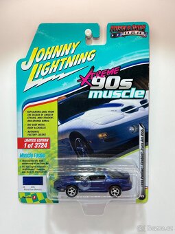 Modely 1:64 Johnny Lightning - 18