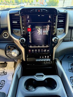 Dodge RAM 1500 5.7 V8 HEMI—2019–Laramie—kůže—velký displej— - 18