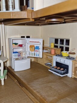 Sylvanian families dvoupatrový domeček se světly - 18
