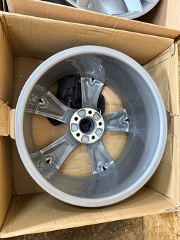 ORIGINÁLNÍ ALU KOLA AUDI A5 8T0601025F ET 32 8.5Jx19H2 - 18