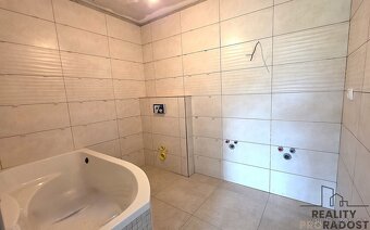 Ve výhradním zastoupení nabízíme k prodeji rodinný dům o dis - 18