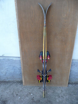 Tři páry značkových lyží - 18