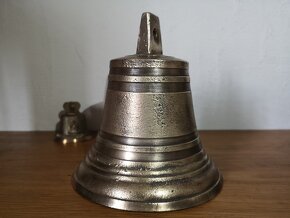 starý bronzový zvon s číslicí "9" nebo "20"-čtěte popis - 18