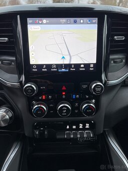Dodge RAM Night-paket, 2022, 5.7l, TOP stav - 18
