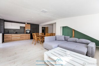 Prodej domu se 3 apartmány, útulným dvorkem, a na skvělé adr - 18