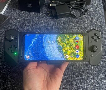 Telefon Asus ROG Phone 6 + komplet herní příslušenství. - 18