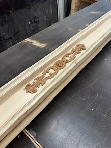 Dřevěná garnýž z masivu s policí na míru. - 18