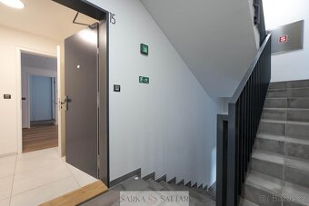Pronájem prostorného, světlého 2+kk 56m2, terasa 10m2, garáž - 18