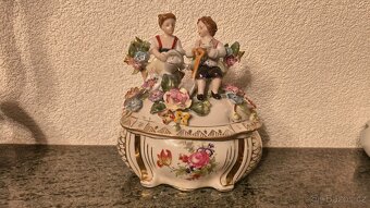 Porcelánová dóza zdobená chlapec s dívkou míšeň - 18