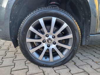 Škoda Yeti 2.0 TDI DSG 4x4 Edition, NAVI, TAŽNÉ, SERVIS - 18