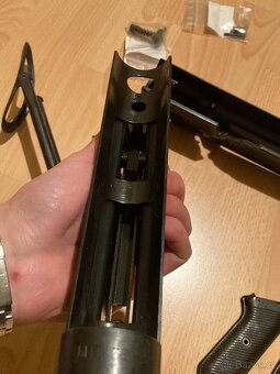 Celý spoušťový a rozborný mechanismus samopalu MP 38 - 18