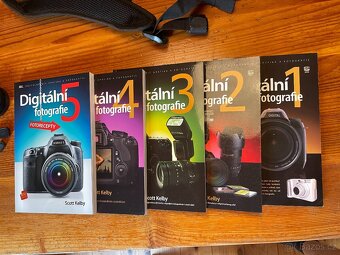 Nikon D90 + 2x objektiv, stativ, batoh, knihy a další přísl. - 18