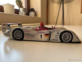 28 ks modelů aut 1:18 a 1:24 + osvětlená vitrína - 18