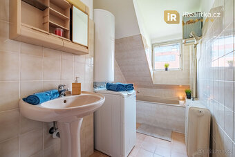 Prodej velkého domu s garáží a zahradou, 850 m2 - Tábor - 18