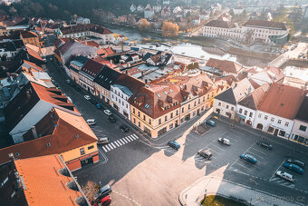 Luxusní byt a investiční dům v srdci Šumavy. KORUNA , o výmě - 18