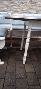 Rohová lavice bílá se stolem +2 židlemi - 18