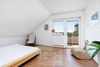 Prostorný rodinný dům 6+kk s bazénem a výhledem na zámecký p - 18