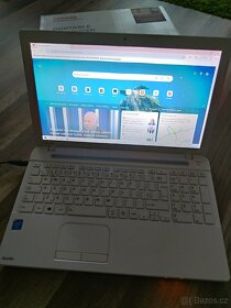 Bílý notebook Toshiba s Win - 18