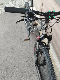 Horské kolo Specialized Stumpjumper M4 stříbrná - 18