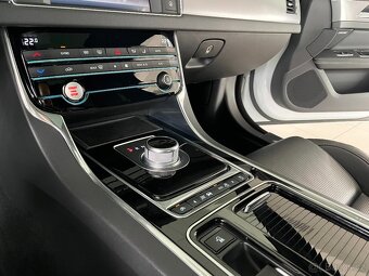 Jaguar XF 30d R-SPORT Panorama Meridian - 18