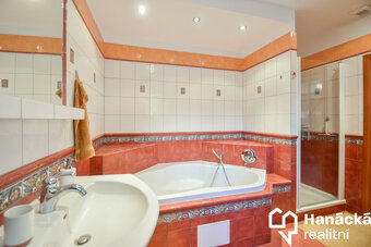 Pronájem podkrovního bytu 3+kk, 114 m²  - ul.... - 18