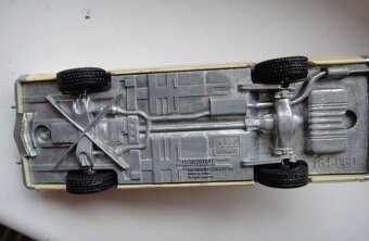 KOVOVY MODEL FORD F250 PICK UP - 18